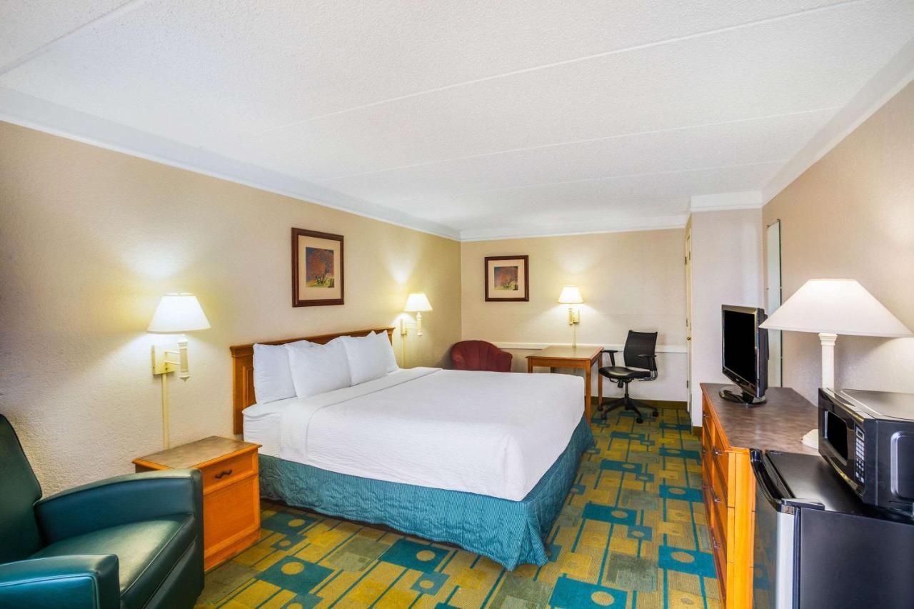 Super 8 By Wyndham Eagle Pass Otel Dış mekan fotoğraf